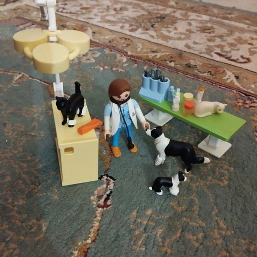 Playmobil veterinary clinic like new with suitcase for easy transport
