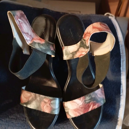 Heeled sandals like new, size 39