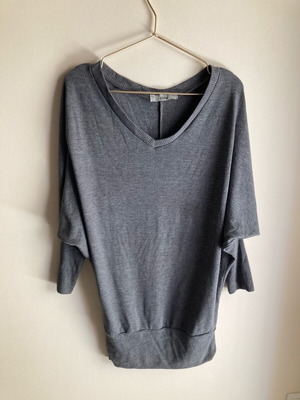 Grey blouse with elastic hem medium like new