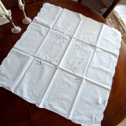 Embroidered decorative tablecloth 80x84 cm with embossed flowers