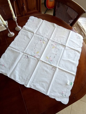 Embroidered decorative tablecloth 80x84 cm with embossed flowers