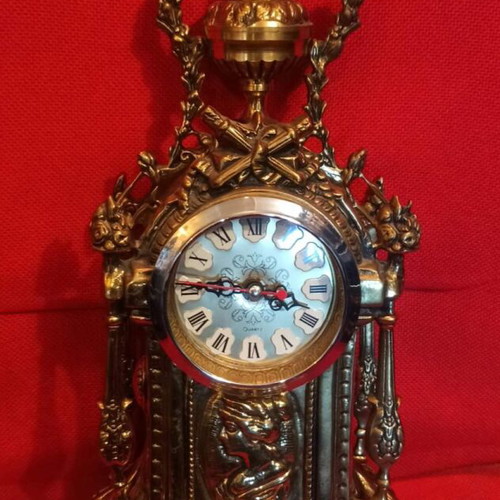 Large brass analog table clock like new