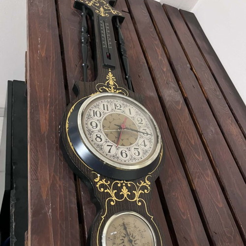 Vintage clock like new with crack on glass