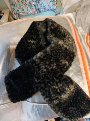 Faux fur neck warmer like new with cut, black and gray