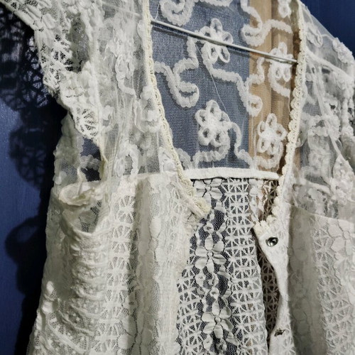 White romantic sleeveless cardigan like new