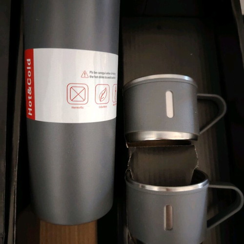 Vacuum bottle 500ml with 3 cups unused