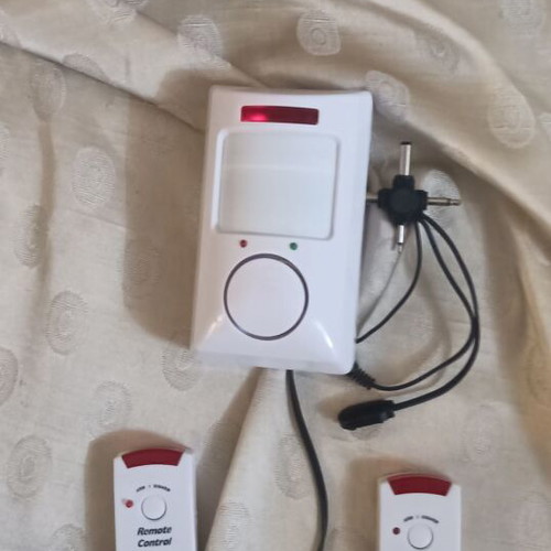 Mini Alarm like new with two remote controls and mounting bracket