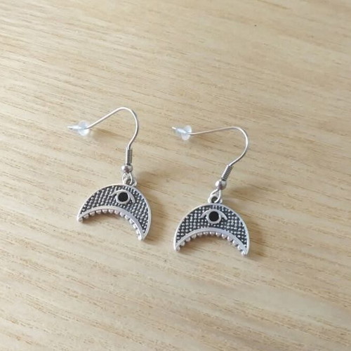 Boho earrings new with metal detail and steel hook