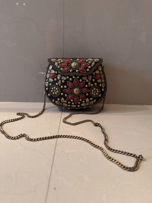 Arena shoulder bag like new, metal chain, black and red