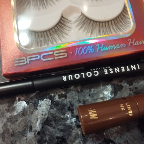 Eye Makeup Set like new with eyelashes, glue, brown pencil Mua, dip liner H&M
