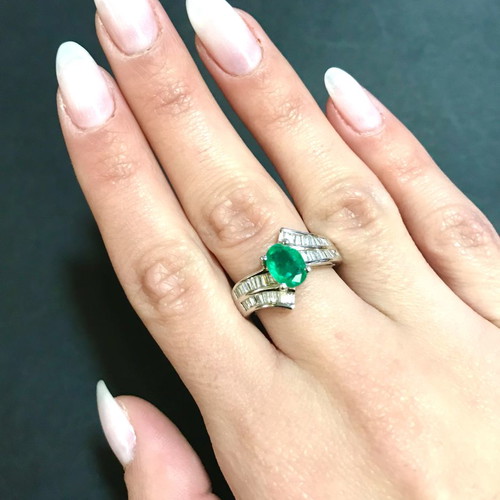18k ring with Colombian emerald and brilliant diamonds new
