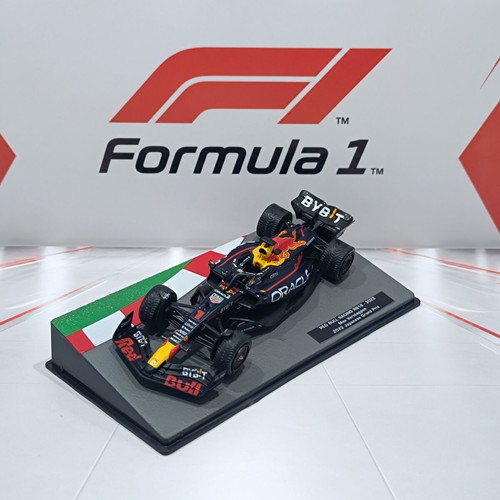 Red Bull Racing RB18 #1 Max Verstappen Japanese GP 2022 Champion Diecast 1:43 like new