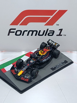 Red Bull Racing RB18 #1 Max Verstappen Japanese GP 2022 Champion Diecast 1:43 like new