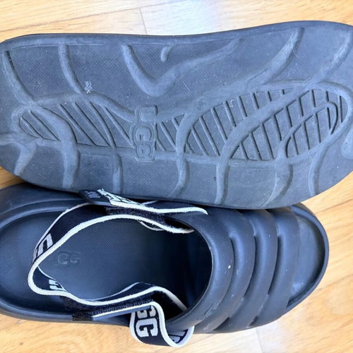 Ugg slippers like new with removable elastic strap, size 38, black