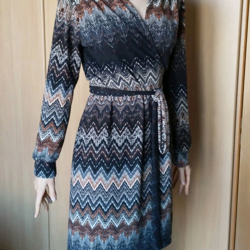 Dress with cross closure and zigzag pattern like new, gray multicolor
