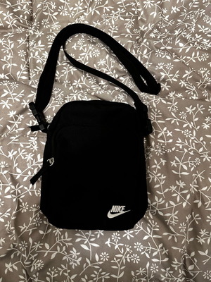 Nike τσαντάκι λίγο χρησιμοποιημένο, μαύρο