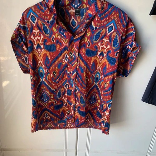 Set of two women's short-sleeve shirts size Medium like new