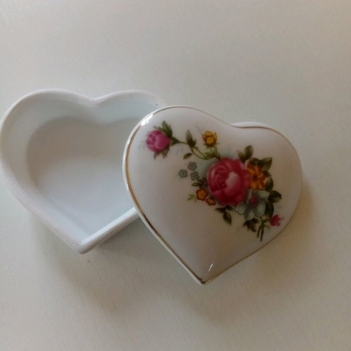 Porcelain decorative heart-shaped box like new