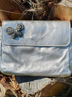 Vintage ασημένια τσάντα ώμου μεταχειρισμένη με στολίδι πεταλούδας