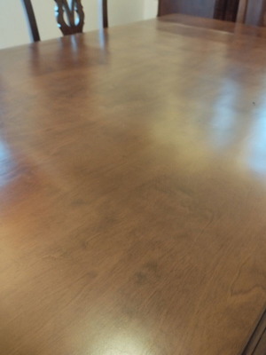 Τραπεζαρία μασίφ καρυδιάς σαν καινούργια με 6 καρέκλες