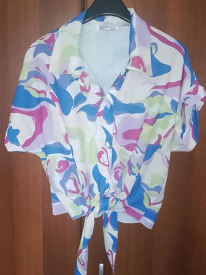 Colorful shirt like new with tie detail