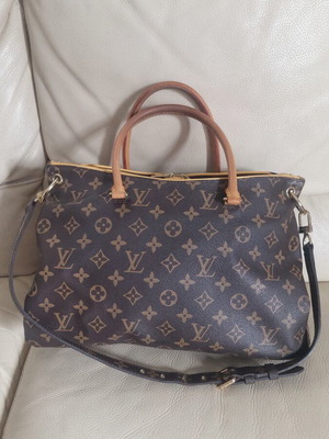 Louis Vuitton Monogram τσάντα ώμου σαν καινούργιο, καφέ καμβάς και δέρμα