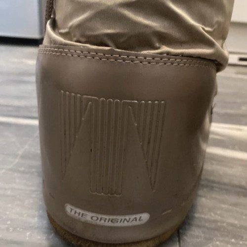 Moin Boot womens snow boots Platinum like new, size 42/44
