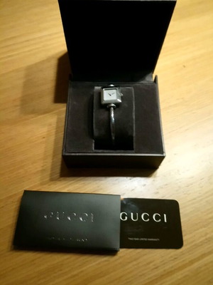 Ρολόι Gucci σαν καινούργιο, ασημί, κρύσταλλο sapphire, γυναικείο