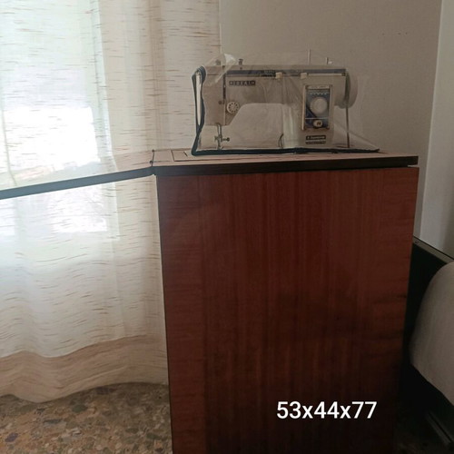 Sewing machine with cabinet like new