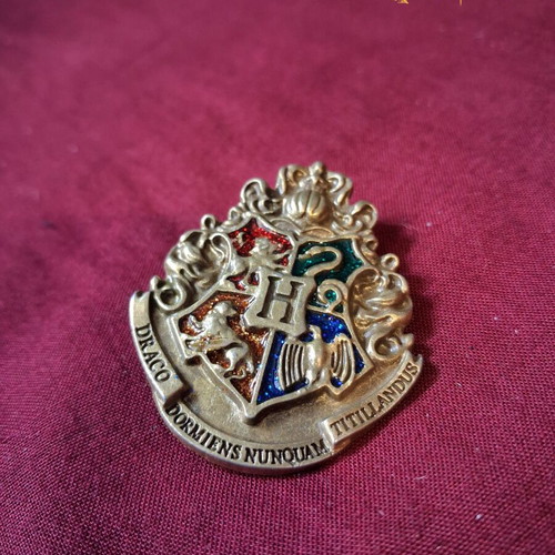 Harry Potter metal pin set new, 5 Hogwarts houses and crest