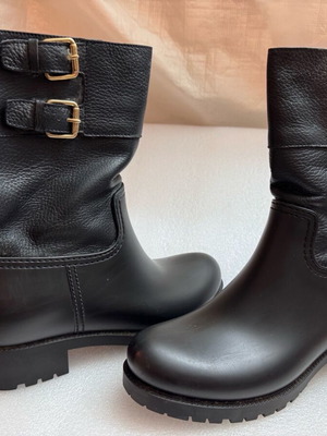 Feng Shoe No 39 black leather boots used