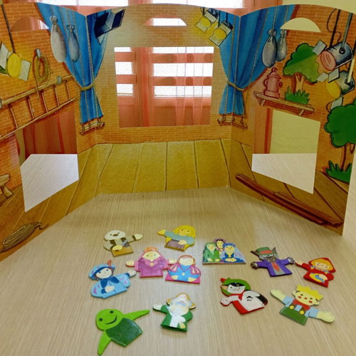 Puppet theater and finger puppets like new, 12 pieces with felt clothes
