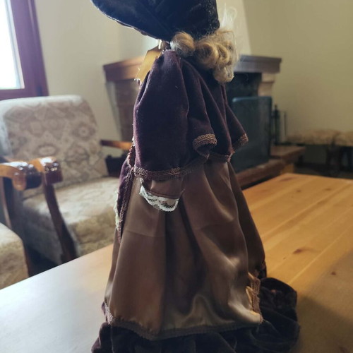 Porcelain doll collectible 60s like new