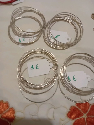 Metal bracelets like new, pack of 4 sets silver color