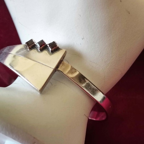 Silver cuff bracelet 925, like new, with three square garnets