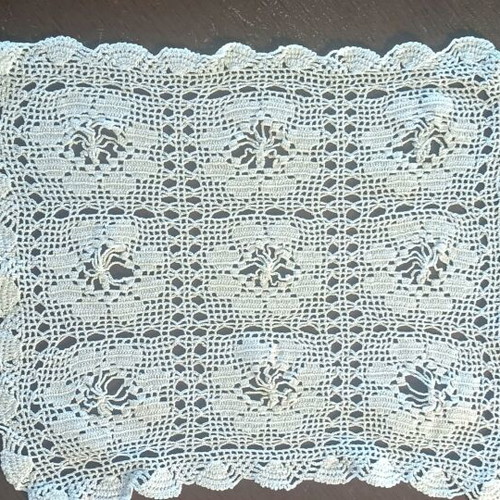 Crochet lace set with doily like new, white