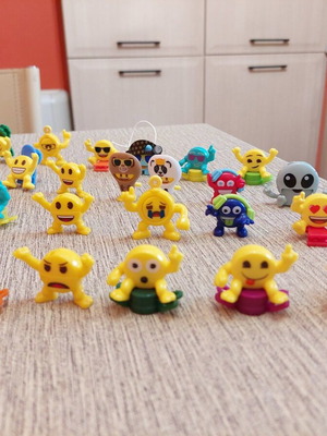 Φιγούρες Emoji kinder σε άριστη κατάσταση