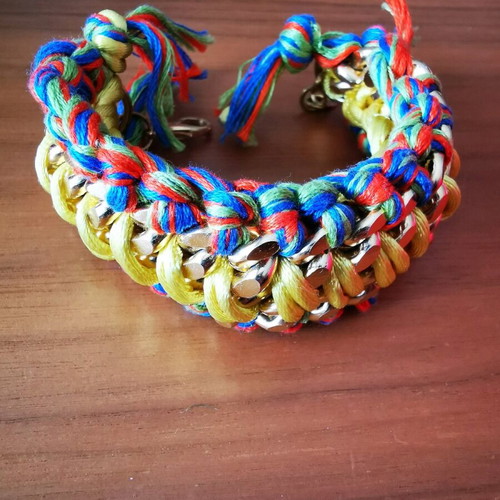 Bracelet new with multicolored threads and gold