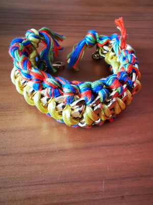Bracelet new with multicolored threads and gold