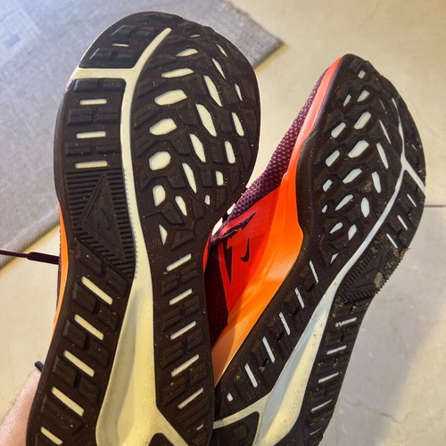 Nike athletic shoes new, size 44, red