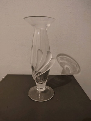 Crystal vase like new, dimensions 5x5x21