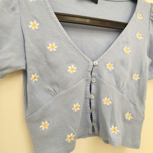 Pink Woman crop top S/M, blue with daisies