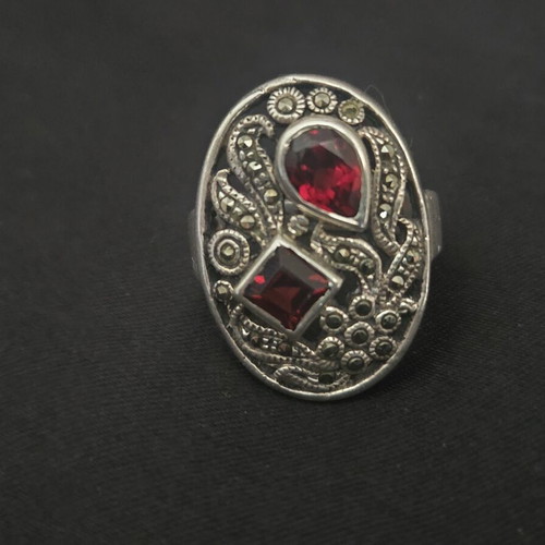 Vintage silver ring 925 with garnet and marcasite, like new