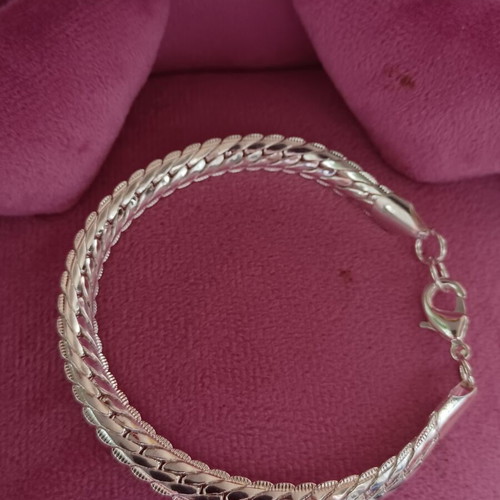 Silver Plated Bracelet Chain design like new, silver color