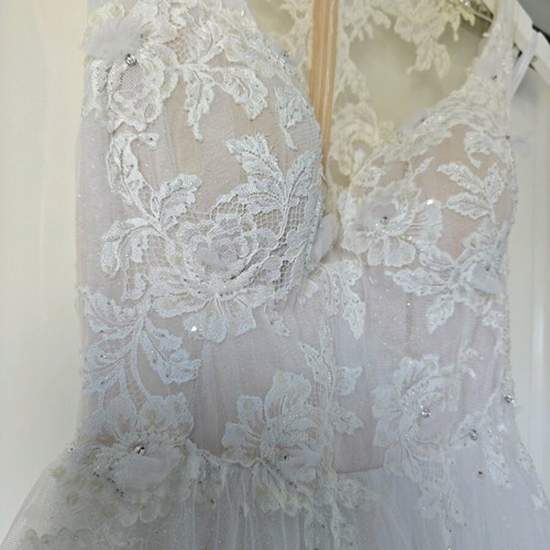 Wedding dress like new white with case and petticoat