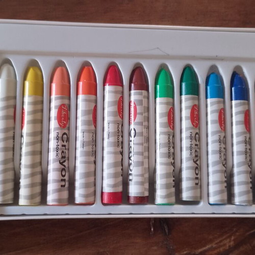Packet of wax crayons, 12 colors