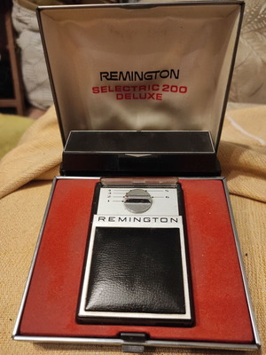 Remington Selectric 200 Deluxe electric shaver used, vintage collectible