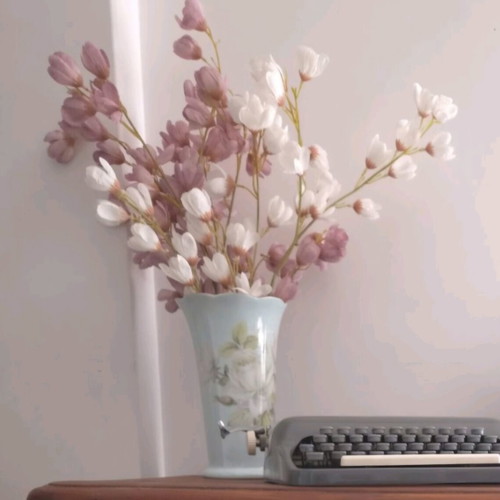 Set of 3 flower bouquets like new, 2 purple and 1 white
