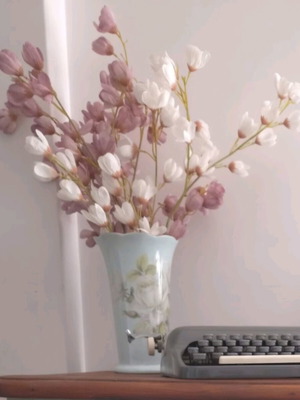 Set of 3 flower bouquets like new, 2 purple and 1 white