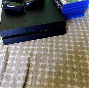 Ps4 with 2 controllers and 6 games